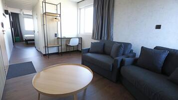 Een bureau, gratis wifi, beddengoed