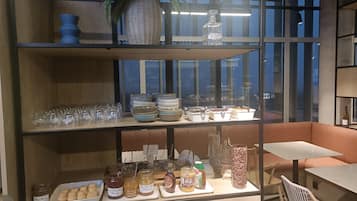 Café da manhã com buffet diário (EUR 12.9 por pessoa)