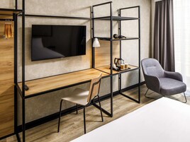 Desk, soundproofing, WiFi (free), bed sheets