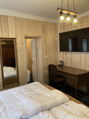 Traditional Suite | Living area