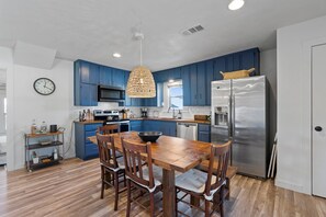 مُحضّرة مكعبات الثلج، مائدة طعام