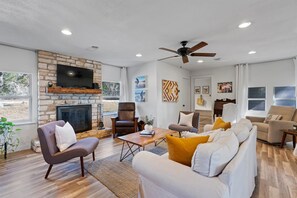 Living area - Cozy Cottage on Flat Creek - 5 min from Flat Creek Winery! (Marble Falls)