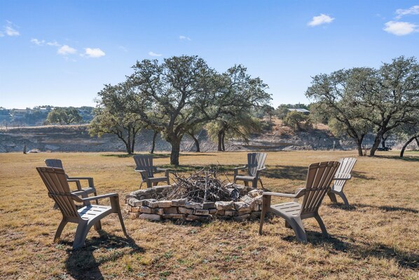Property grounds - Cozy Cottage on Flat Creek - 5 min from Flat Creek Winery! (Marble Falls)