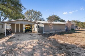 Property grounds - Cozy Cottage on Flat Creek - 5 min from Flat Creek Winery! (Marble Falls)