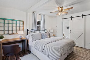 3 bedrooms, WiFi, bed sheets - Cozy Cottage on Flat Creek - 5 min from Flat Creek Winery! (Marble Falls)