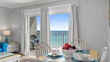 Condo, 1 Bedroom, Ocean View (SU1012 - 1.5 Bathrooms) | In-room dining