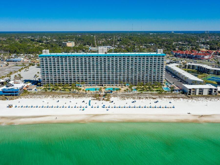 Privat strand og hvit sand