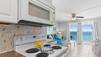 Condo, 1 Bedroom, Ocean View (SU1012 - 1.5 Bathrooms) | Private kitchen