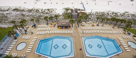 2 piscines extérieures
