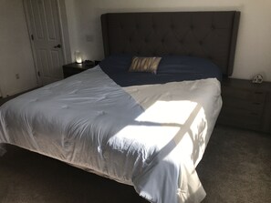 3 bedrooms, desk, iron/ironing board, free WiFi - Bright & Spacious home with private saltwater pool, gardens and trampoline (Spring Hill)