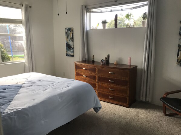 3 bedrooms, desk, iron/ironing board, free WiFi