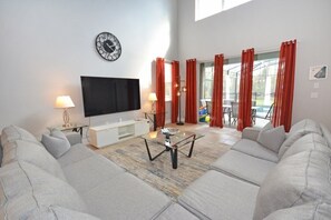 House, 5 Bedrooms | Living area