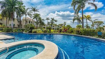 Condo, 2 chambres | Piscine