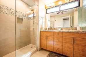 Condo, 2 habitaciones | BaƱo | Toallas y shampoo