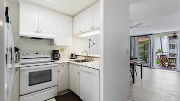 Condo, 2 Bedrooms | Private kitchen