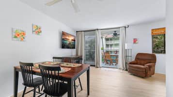 Condo, 2 Bedrooms | Dining