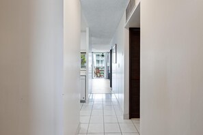 Condo, 2 phòng ngủ | Nội thất
