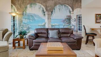 Condo, 1 phòng ngủ | Khu phòng khách | Smart TV