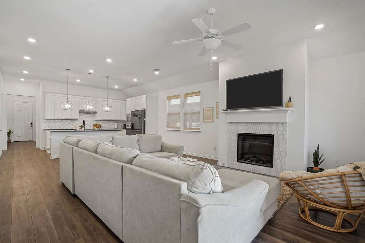Sleeps 12~Private Yard~Dog Friendly~Charcoal Grill