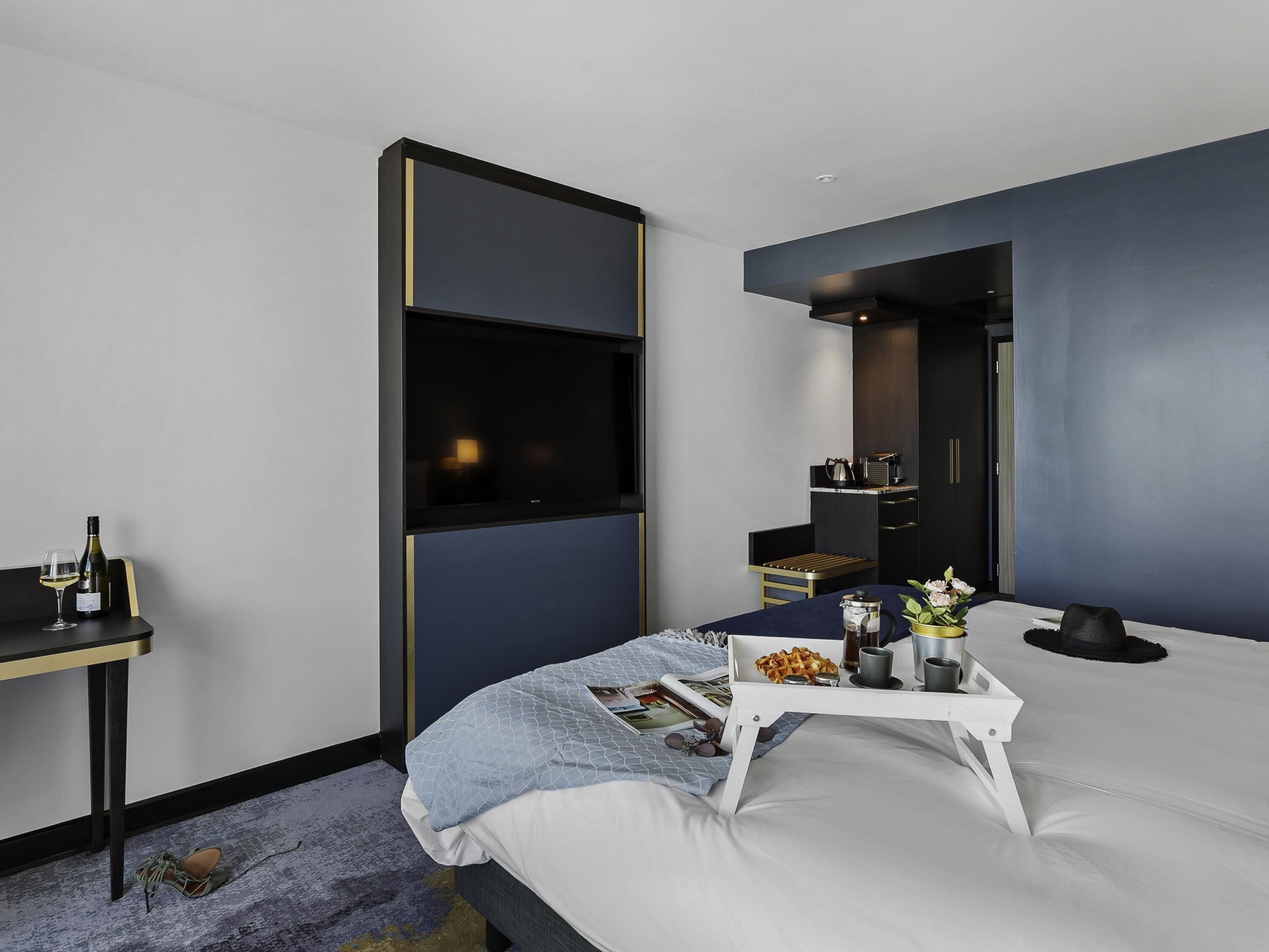 Classic Room, 1 Double Bed | Minibar, in-room safe, desk, laptop workspace