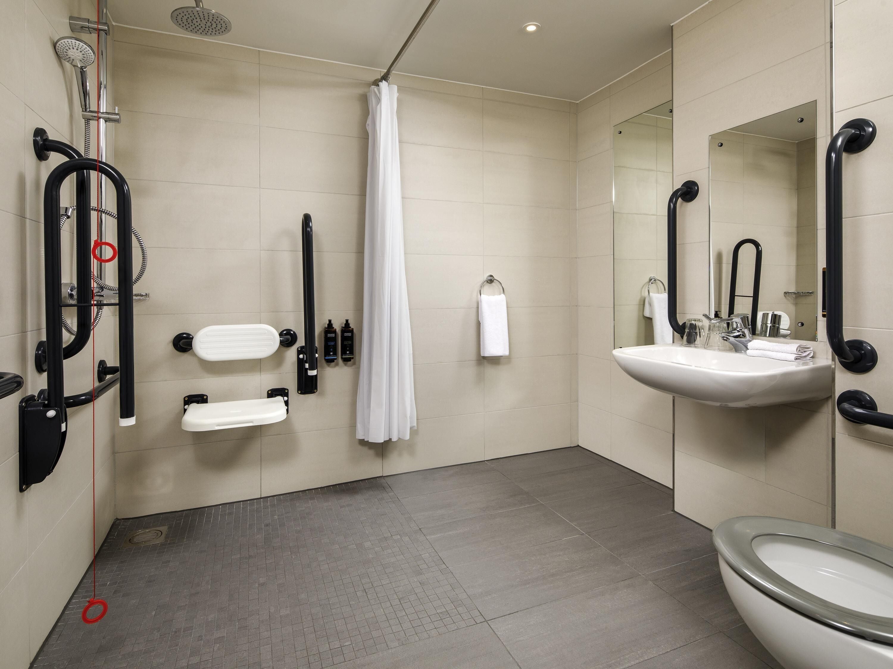 Minibar, caja de seguridad en la habitación y escritorio 