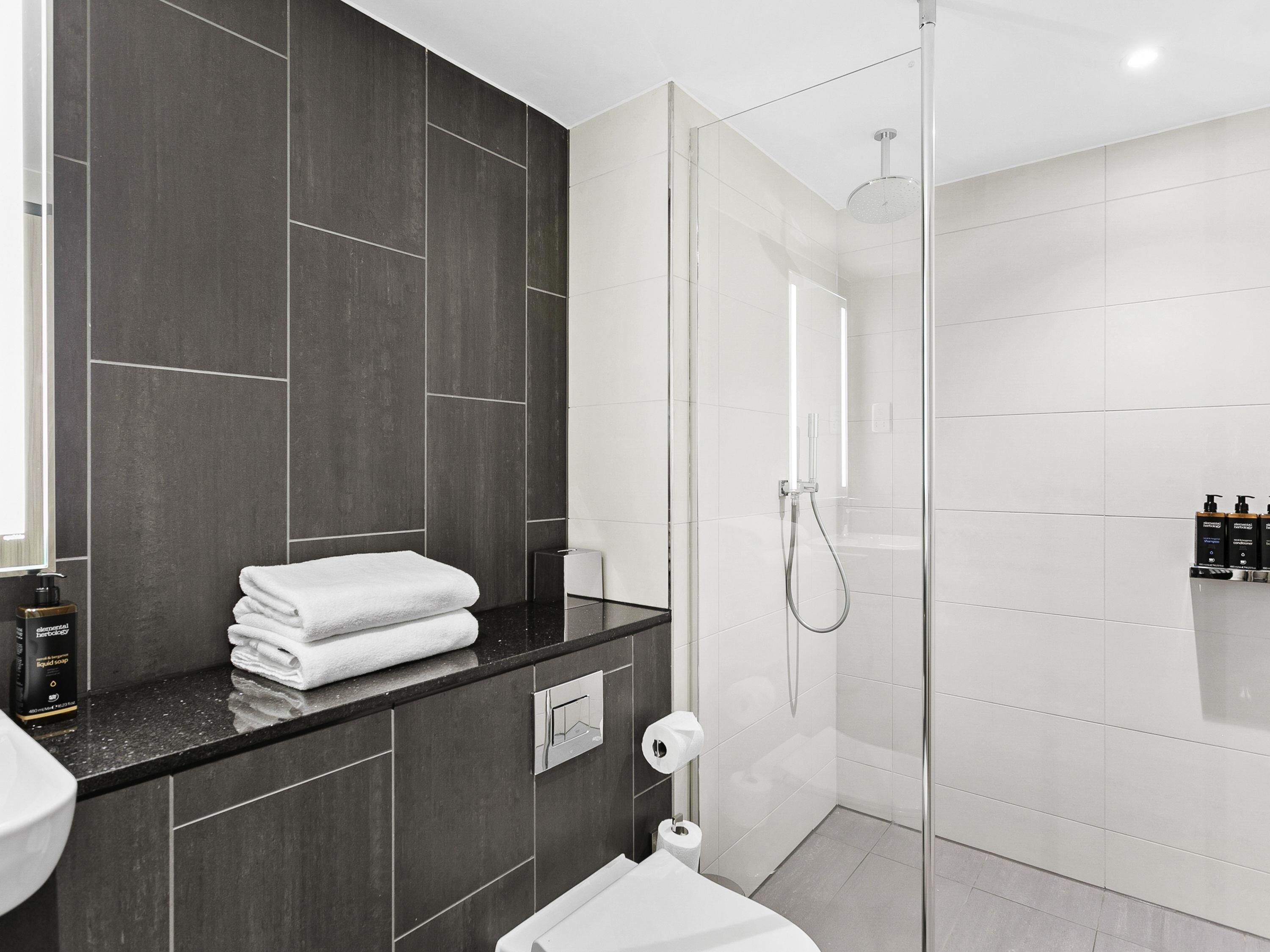 Minibar, caja de seguridad en la habitación y escritorio 