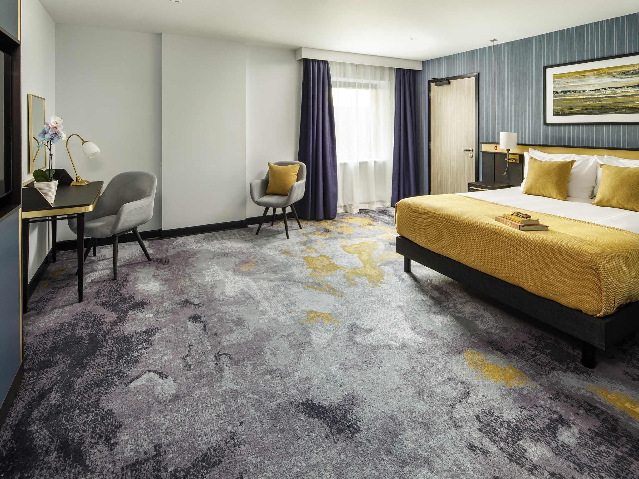 Classic Room, 1 Double Bed, Accessible | Minibar, in-room safe, desk, laptop workspace