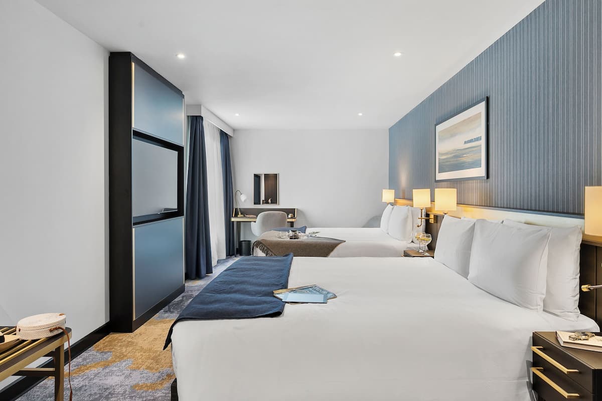 Classic Room, 2 Katil Kelamin (Double) | Bar mini, peti besi dalam bilik, meja, ruang kerja komputer riba