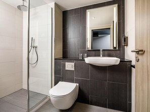 Minibar, caja de seguridad en la habitación y escritorio 
