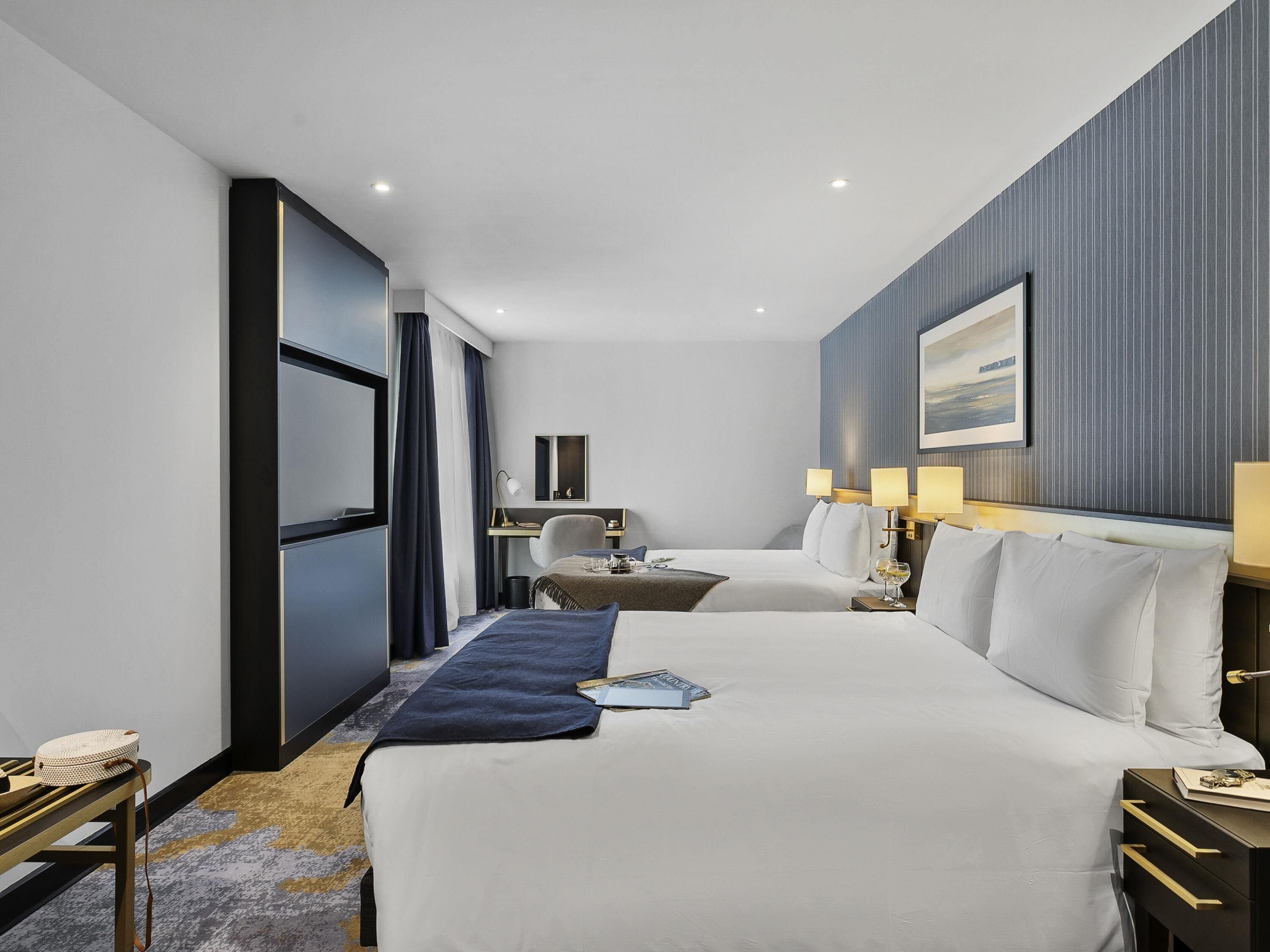 Minibar, caja de seguridad en la habitación y escritorio 