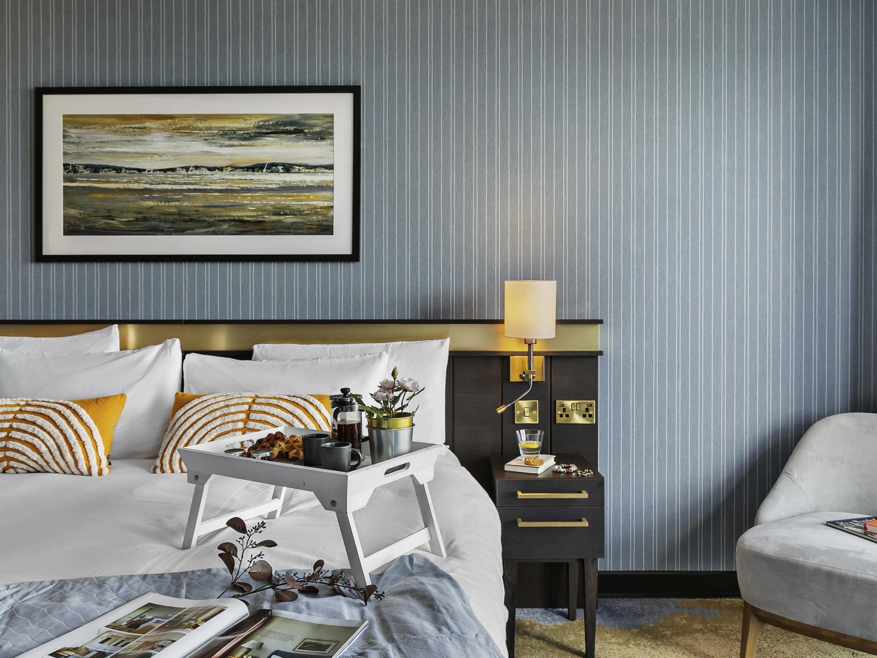 Minibar, caja de seguridad en la habitación y escritorio 