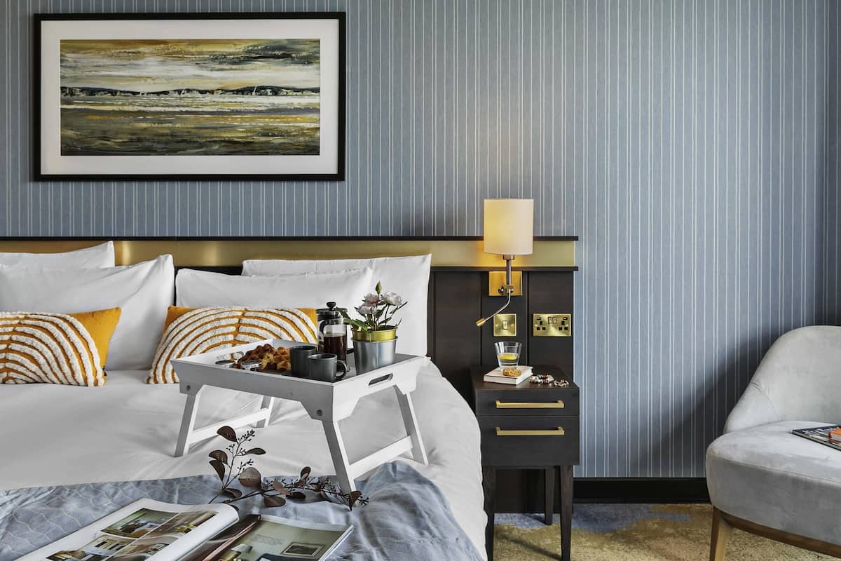 Privilege, Superior Room, 1 Double Bed | Minibar, in-room safe, desk, laptop workspace