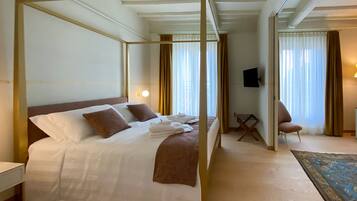 Junior Suite | In-room safe, desk, blackout curtains, soundproofing