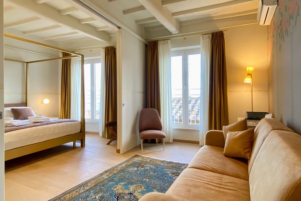 Junior Suite | Ruang tamu | TV skrin rata