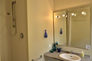Douche, sèche-cheveux, bidet, serviettes fournies