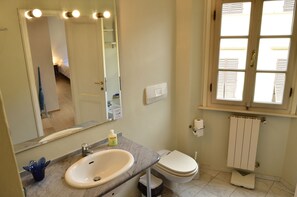 Douche, sèche-cheveux, bidet, serviettes fournies