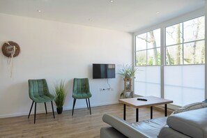 Living area - The approx. 51 m² large and very chic 2-room apartment for 1 to 2 persons is located on the Klosterhof Aue in the heart of Bad Zwischenahn. The ground floor apartment was completely built in 2022 and offers everything you need to enjoy an all-round... (Bad Zwischenahn)