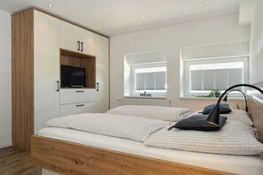 1 bedroom, free WiFi, bed sheets, wheelchair access - The approx. 51 m² large and very chic 2-room apartment for 1 to 2 persons is located on the Klosterhof Aue in the heart of Bad Zwischenahn. The ground floor apartment was completely built in 2022 and offers everything you need to enjoy an all-round... (Bad Zwischenahn)