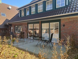 Exterior - The approx. 51 m² large and very chic 2-room apartment for 1 to 2 persons is located on the Klosterhof Aue in the heart of Bad Zwischenahn. The ground floor apartment was completely built in 2022 and offers everything you need to enjoy an all-round... (Bad Zwischenahn)