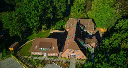 The approx. 50.00 m² large and very chic 2-room apartment for 1 to 2 persons is located on the Klosterhof Aue in the heart of Bad Zwischenahn. The top floor apartment is fully furnished and offers everything you need for a longer stay.