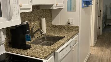 Réfrigérateur, micro-ondes, four, plaque de cuisson