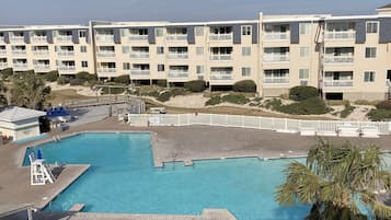 室内游泳池,室外游泳池