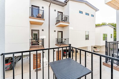 East Downtown 3BR Condo w Fast WiFi and Sleeps 8