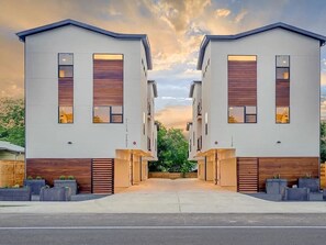 Exterior - East Downtown 3BR Condo w Fast WiFi and Sleeps 8 (Austin)