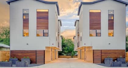 East Downtown 3BR Condo w Fast WiFi and Sleeps 8