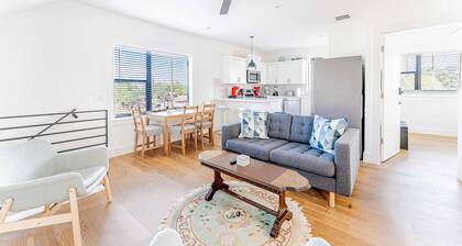 East Downtown 3BR Condo w Fast WiFi and Sleeps 8