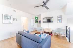 Unclassified image, 3 of 18, button