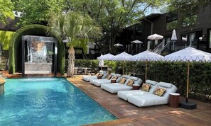 Pool - Expansive 2-bed loft with fireplace, full kitchen, smart TVs, sofa bed, and access to an award-winning courtyard & resort pool. (Dallas)