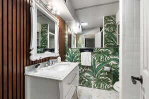 Hair dryer, towels - Expansive 2-bed loft with fireplace, full kitchen, smart TVs, sofa bed, and access to an award-winning courtyard & resort pool. (Dallas)