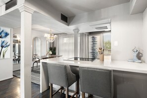 Interior - Expansive 2-bed loft with fireplace, full kitchen, smart TVs, sofa bed, and access to an award-winning courtyard & resort pool. (Dallas)
